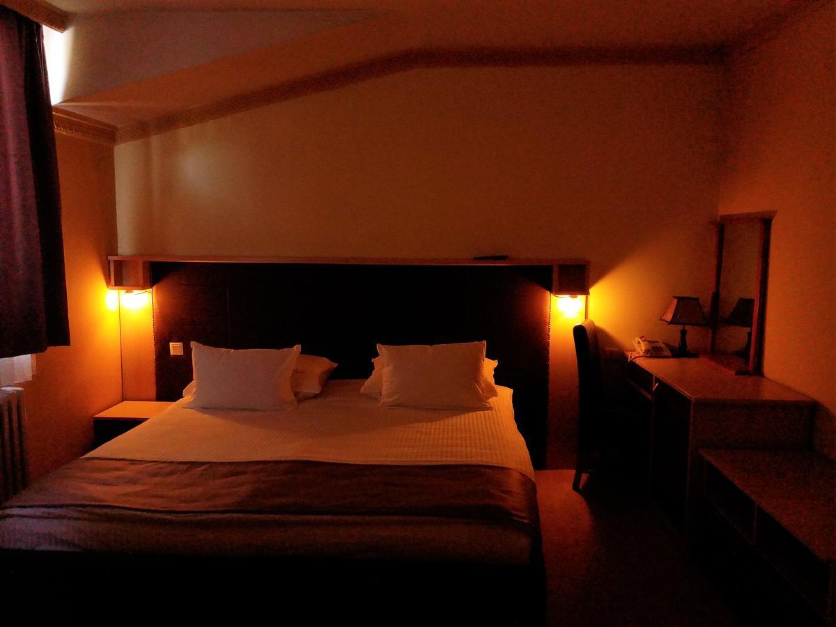 Hotel & Restaurant Great Wall - Airport サラエヴォ エクステリア 写真